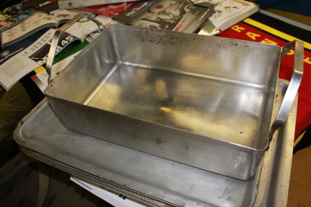 plat à four en inox de l'armée anglaise avec grandes poignées