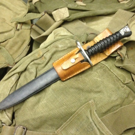 baionnette suisse étui cuir surplus militaire de stenay commercy nancy metz reims belgique luxembourg longwy Verdun Sedan Charleville militaria bushcraft survie bivouac