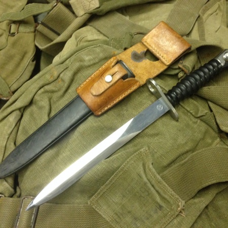 baionnette suisse étui cuir surplus militaire de stenay commercy nancy metz reims belgique luxembourg longwy Verdun Sedan Charleville militaria bushcraft survie bivouac