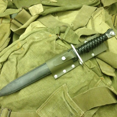 baionnette suisse étui pvc surplus militaire de stenay commercy nancy metz reims belgique luxembourg longwy Verdun Sedan Charleville militaria bushcraft survie bivouac
